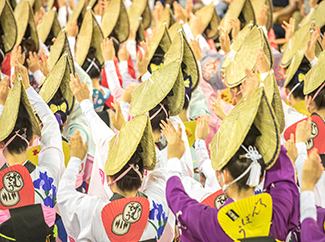 踊りに！竹うちわを活用